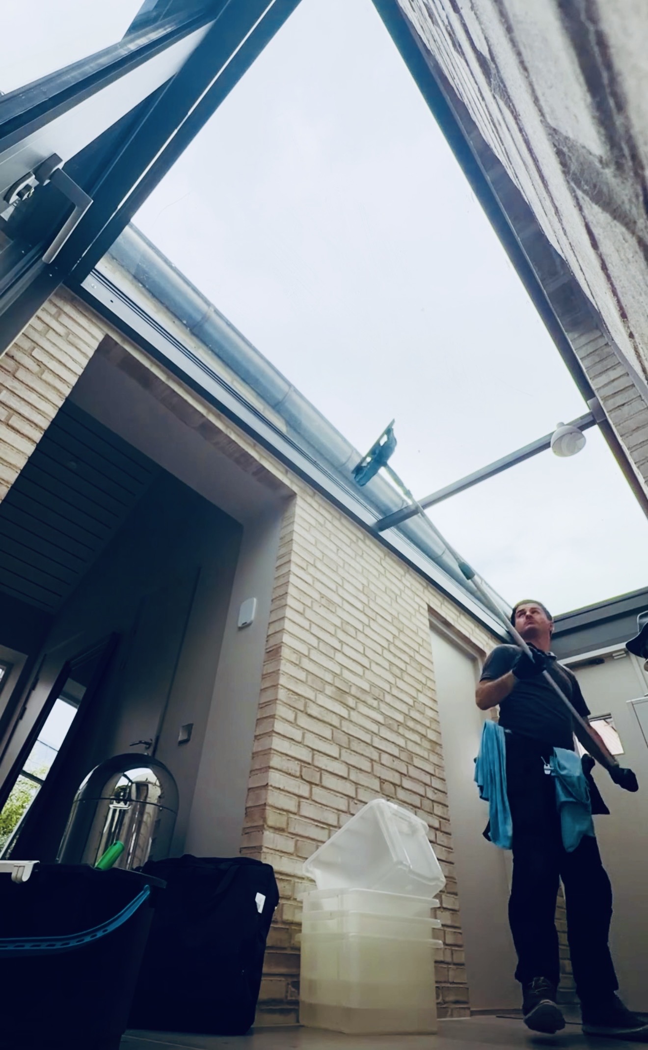 Professionell fönsterputsare med skylift rengör takfönster